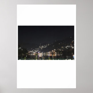 Poster Une vue immense de lumières sur un pic.