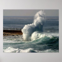 Vagues s'écrasant sur la jetée