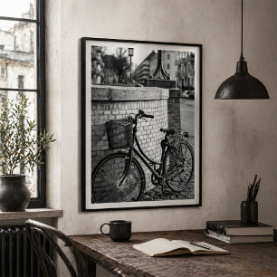 Poster Vélo de ville avec panier contre mur de briques Ur
