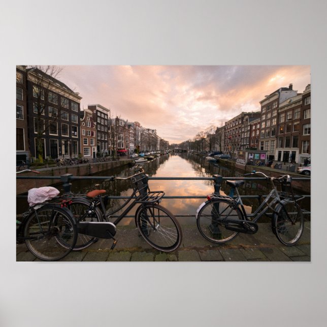Poster Vélos au coucher du soleil à Amsterdam (Devant)