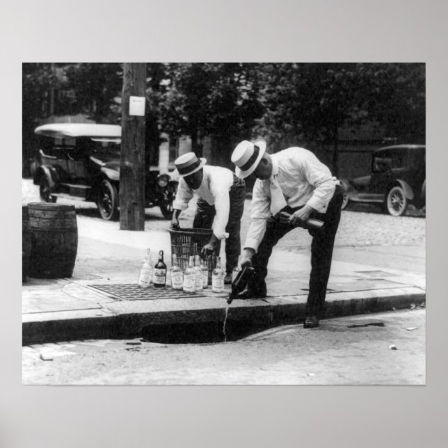 Poster Verser du Whiskey dans une égout, 1930. Photo vint (Devant)