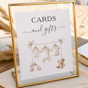 Poster Vêtements et jouets bébé beige Cartes et cadeaux