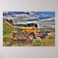 Vieux camion abandonné dans le champ
