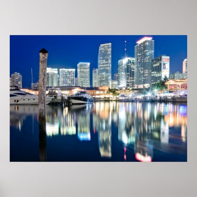 Poster View of skyline with reflection in water, Miami (Devant)