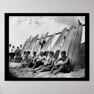 Poster Vintage Dans Les Années 50, Les Surfeurs S'Alignen