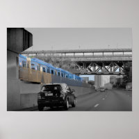 Voiture et train le long de la route