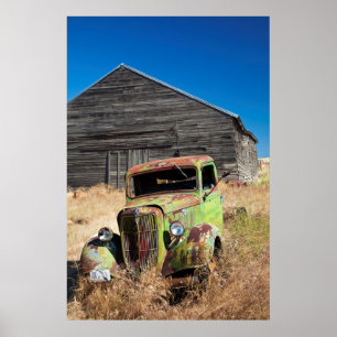 Poster Voiture rouillée devant une ferme abandonnée