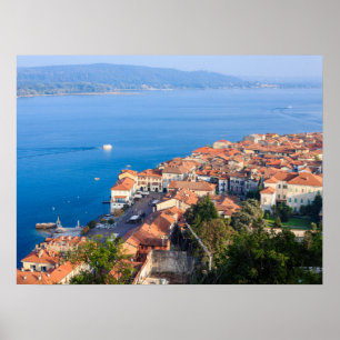 Poster vue panoramique sur Arona et le lac Majeur, Italie