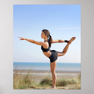 Poster Yoga de pratique de femme sur la plage