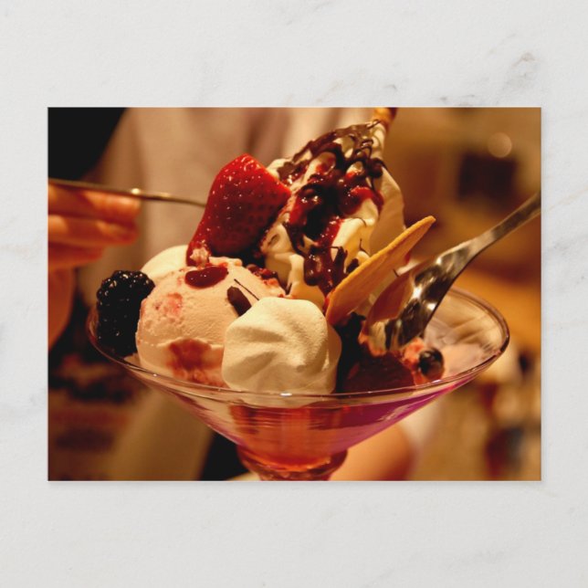 Postkarte "Delicious Ice Cream Sundae" (Vorderseite)