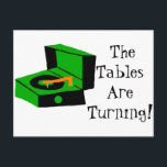 Postkarte für den Retro-Record<br><div class="desc">Es sieht so aus, als würden sich die Tische mit dieser Retro Record Player Postcard drehen! Das Design besticht durch einen modernen, minimalistischen und tragbaren Plattenspieler aus der Mitte des Jahrhunderts. Die hellgrüne und schwarze Turntable mit einem orangefarbenen Arm ist genau das Richtige, um Vintage Vinyl-Platten zu spielen. Unter dem...</div>