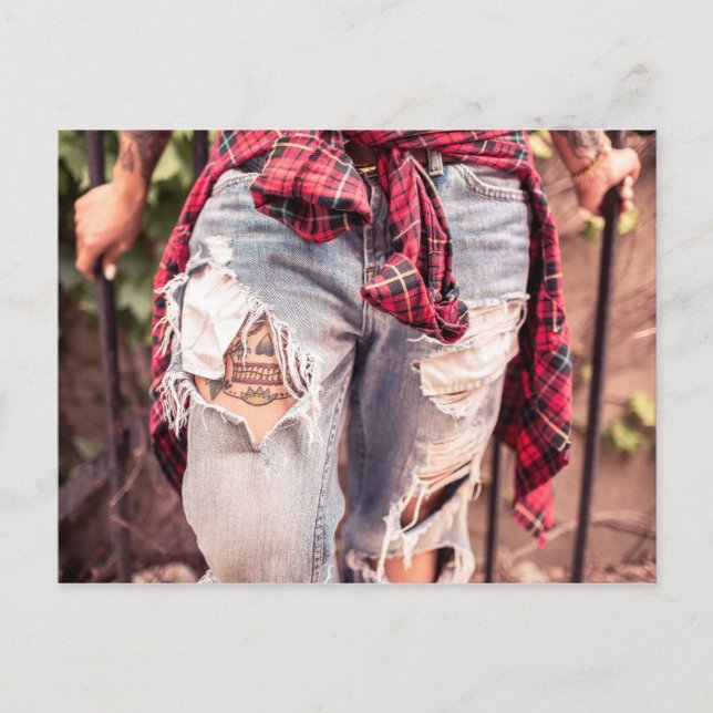 Postkarte von gepackten Jeans und Tattoo (Vorderseite)