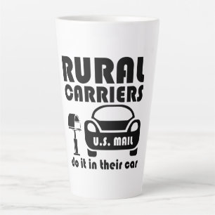 Postzusteller auf dem Land machen es in ihrem Auto Milchtasse