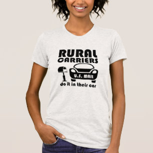 Postzusteller auf dem Land machen es in ihrem Auto T-Shirt