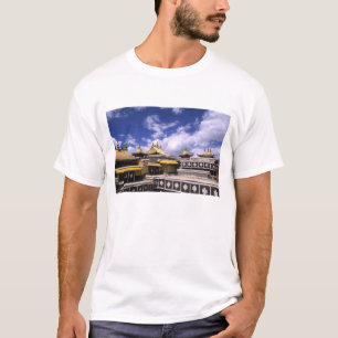 Potala-Palast innen mit Kirchtürmen am Wohnsitz T-Shirt