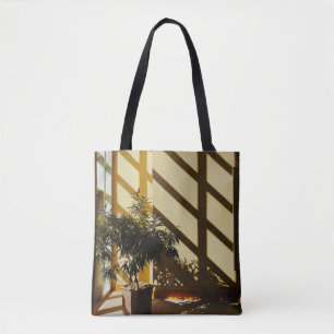 Potted green plant on brown wooden table tasche