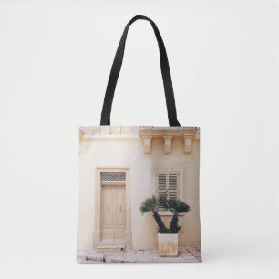 Potter-Pflanze in der Nähe von Betonhaus Tasche