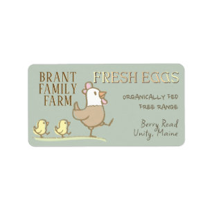 Poules de maman et poussins sur un étiquette en ca