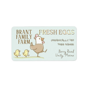 Poules de maman et poussins sur un étiquette en ca