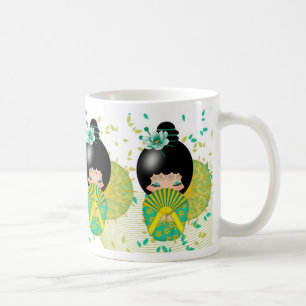 Poupées de Kokeshi dans la tasse verte et jaune