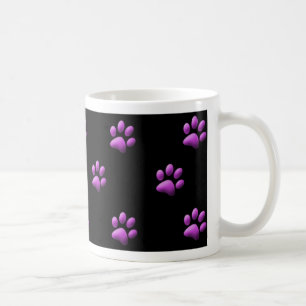 Pourpre de tasse d'empreinte de patte sur le noir
