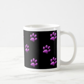 Pourpre de tasse d'empreinte de patte sur le noir