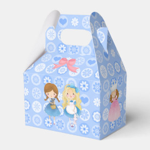 Power von Mädchen auf dem Hintergrund der blauen  Geschenkschachtel