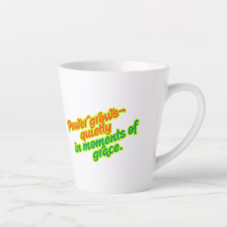 Power wächst leise in Momenten der Tasse von Grace