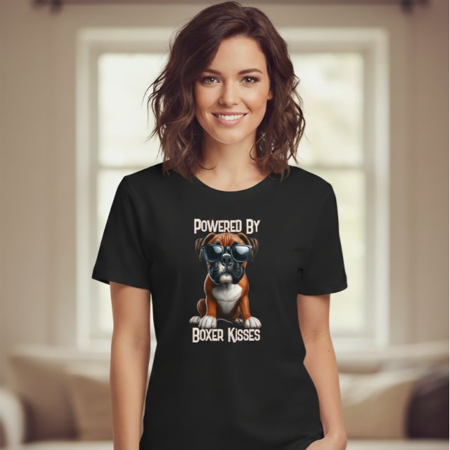 Powered by Boxer Kisses – Funny Boxer Dog Graphic T-Shirt (Von Creator hochgeladen)