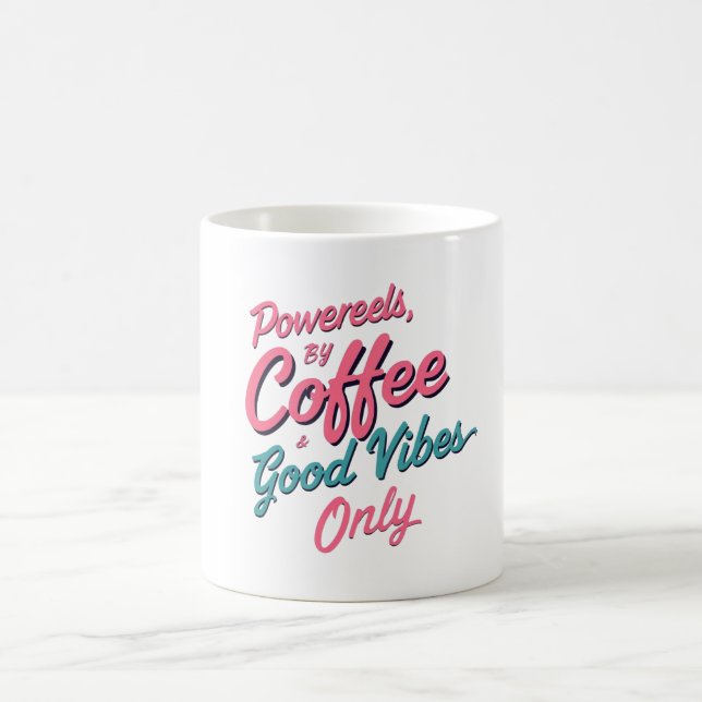 Powered by Coffee – Good Vibes Mug Kaffeetasse (Mittel)