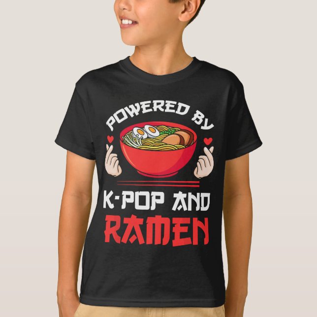Powered by K-Pop und Ramen Kpop Merchandise T-Shirt (Vorderseite)
