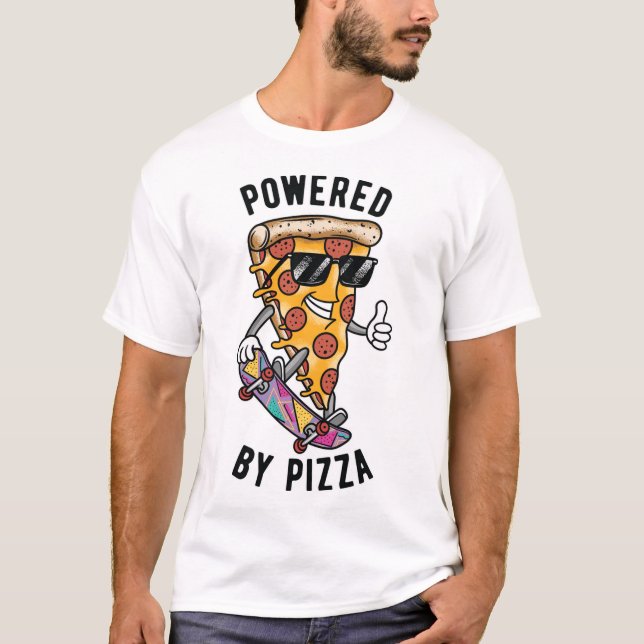 Powered by Pizza, Funny 80er Retro Style Pizza Lie T-Shirt (Vorderseite)