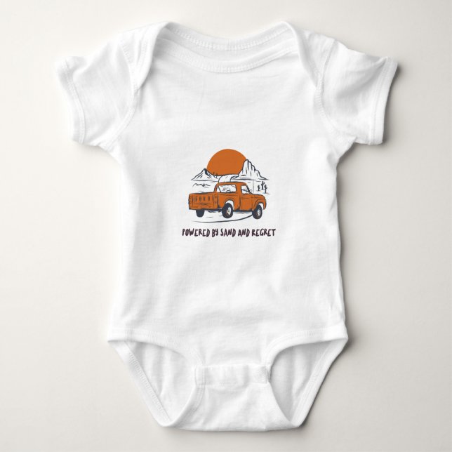 Powered By Sand And Regret Desert Camping Baby Strampler (Vorderseite)