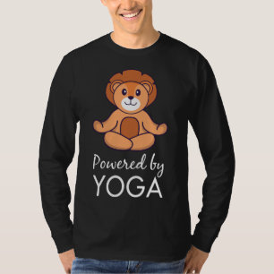 Powered by Yoga Niedliche Löwe Doing Yoga für Medi T-Shirt