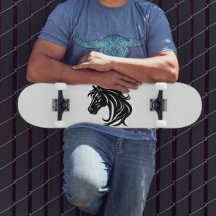Prachtvoller schwarzer Pferdekopf Skateboard