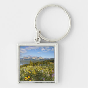 Prairie-Wildblumen und Lower Two Medicine Lake Schlüsselanhänger