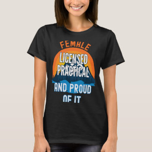 Praktisch zugelassene weibliche Krankenschwester u T-Shirt