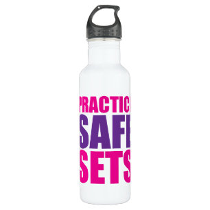 Praktizieren Sie sichere Sets - Die Spielemme hebe Trinkflasche