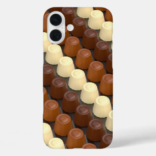 Pralinen aus dunklem, weißem und Milchschokolade iPhone 16 Plus Hülle