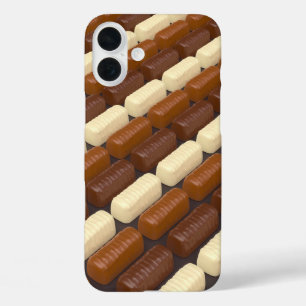 Pralinen aus dunklem, weißem und Milchschokolade iPhone 16 Plus Hülle
