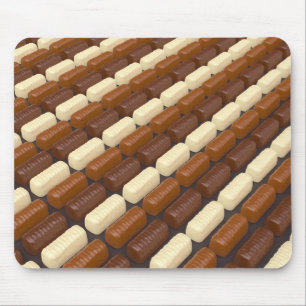 Pralinen aus dunklem, weißem und Milchschokolade Mousepad