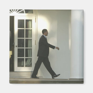 Präsident Barack in tiefen Gedanken während er geh Magnet
