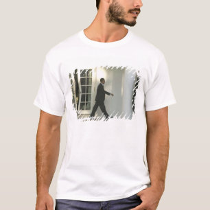 Präsident Barack in tiefen Gedanken während er geh T-Shirt