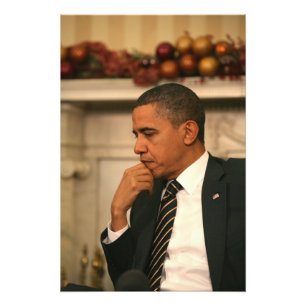 Präsident Barack Obama denkt nach, während er zusa Fotodruck