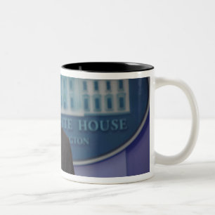 Präsident Barack Obama gibt eine Ankündigung bekan Zweifarbige Tasse