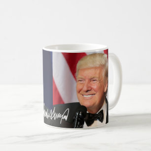 Präsident Donald Trump mit seiner Unterschrift Kaffeetasse