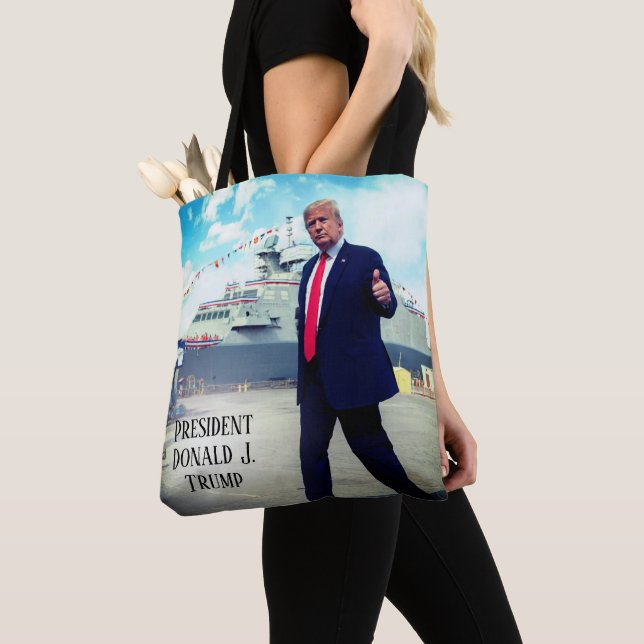 Präsident Donald Trump stottert das Marineschiff a Tasche (Von Nahem)
