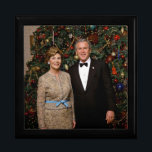 Präsident George Bush, Laura Christmas White House Erinnerungskiste<br><div class="desc">George & Laura Bush Weihnachts Weißes Haus Portrait. George W. Bush, Amerikas 43. Präsident (2001-2009), wurde im Gefolge der im Flugzeug Terroranschläge vom 11. September 2001 zu einem Kriegspräsidenten umgestaltet, der sich der "besten Herausforderung eines Präsidenten seit Abraham Lincoln gegenübersah." — Die im Flugzeug Terroranschläge auf das World Trade Center,...</div>