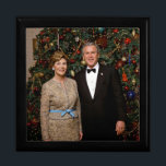 Präsident George Bush, Laura Christmas White House Erinnerungskiste<br><div class="desc">George & Laura Bush Weihnachts Weißes Haus Portrait. George W. Bush, Amerikas 43. Präsident (2001-2009), wurde im Gefolge der im Flugzeug Terroranschläge vom 11. September 2001 zu einem Kriegspräsidenten umgestaltet, der sich der "besten Herausforderung eines Präsidenten seit Abraham Lincoln gegenübersah." — Die im Flugzeug Terroranschläge auf das World Trade Center,...</div>