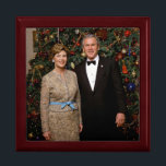 Präsident George Bush, Laura Christmas White House Erinnerungskiste<br><div class="desc">George & Laura Bush Weihnachts Weißes Haus Portrait. George W. Bush, Amerikas 43. Präsident (2001-2009), wurde im Gefolge der im Flugzeug Terroranschläge vom 11. September 2001 zu einem Kriegspräsidenten umgestaltet, der sich der "besten Herausforderung eines Präsidenten seit Abraham Lincoln gegenübersah." — Die im Flugzeug Terroranschläge auf das World Trade Center,...</div>